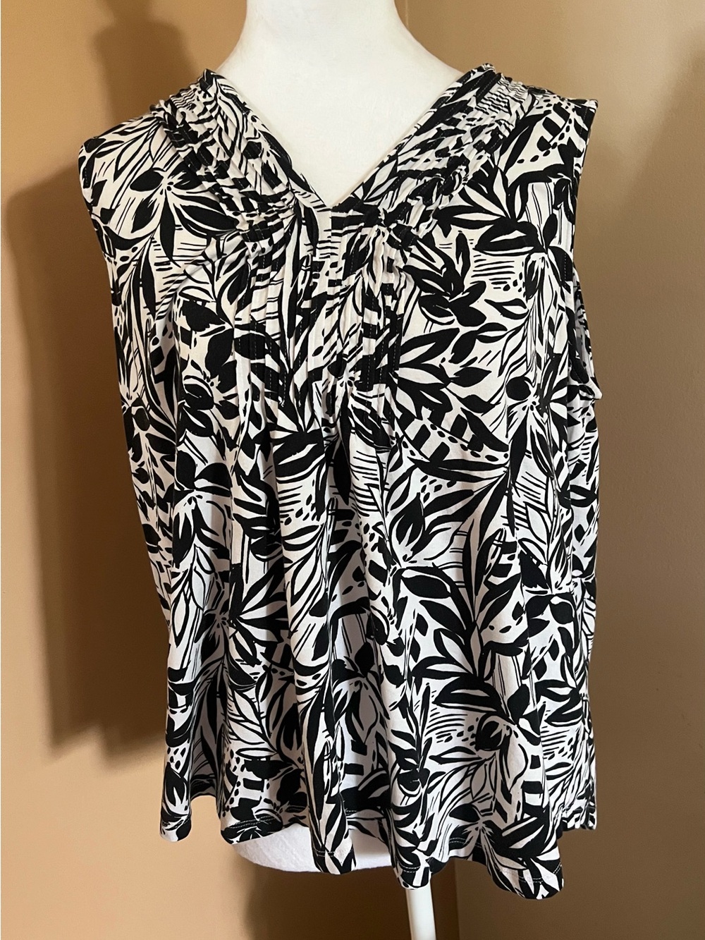 Lands' End Black and White Sleeveless V-Neck Leaf Print Top